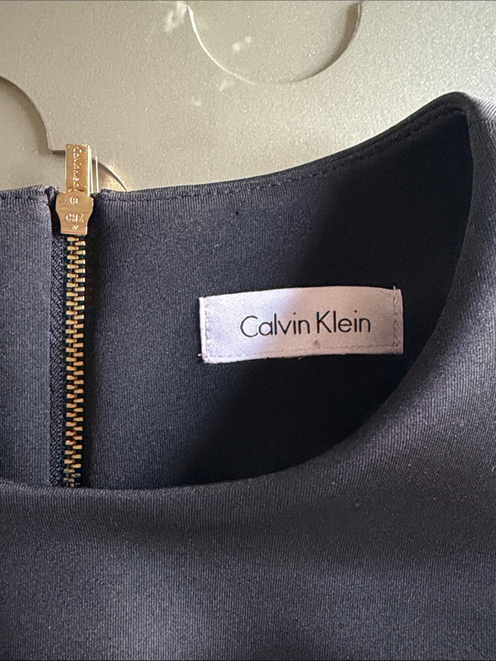 CALVIN KLEIN Cold Shoulder Scuba Sheath Dress Black Gold Zip LBD Size Small - Picture 11 of 13